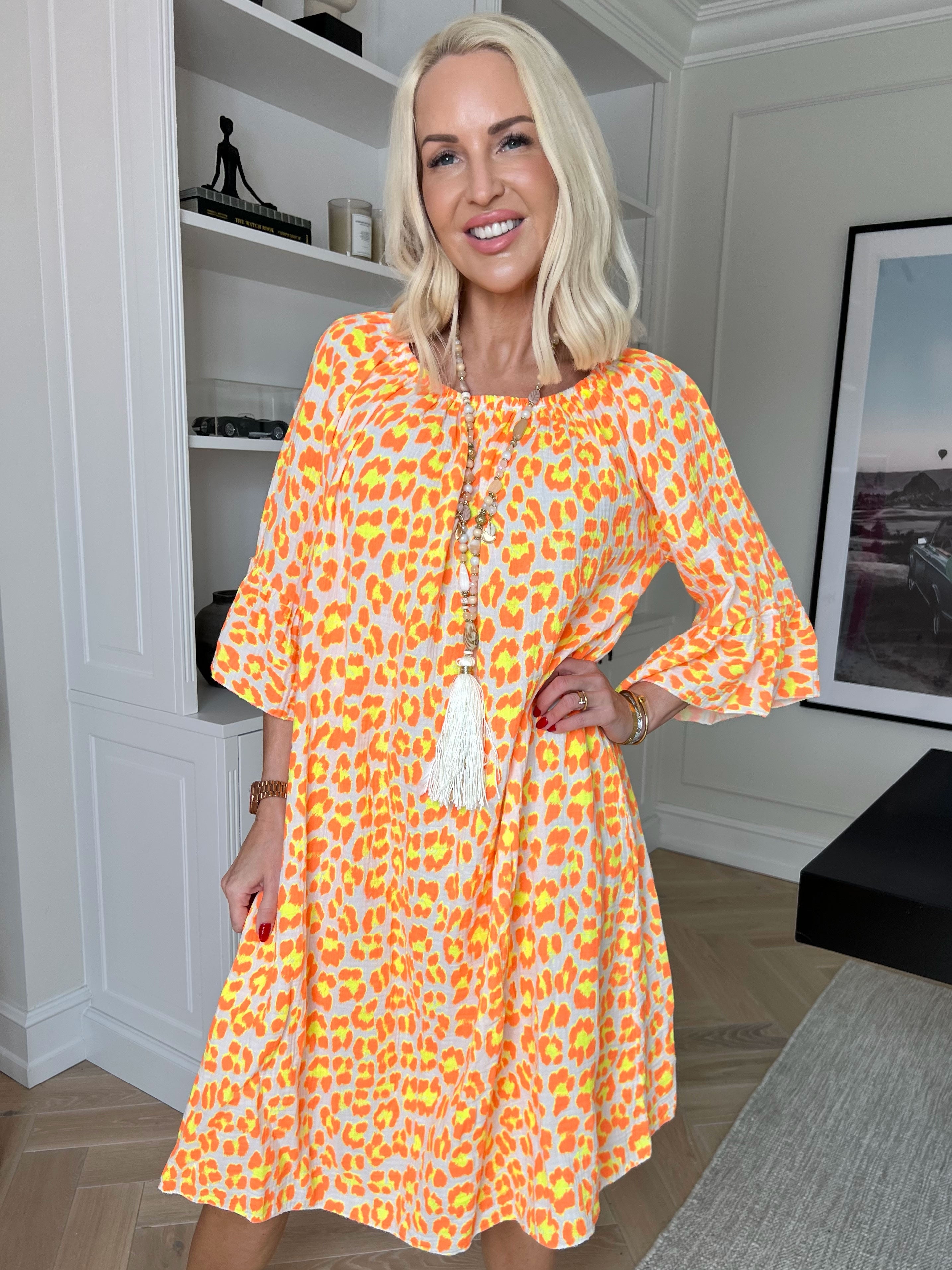 Antonella - Kjole i blødt bomuldsbæk og bølge stof med et fint leopardprint